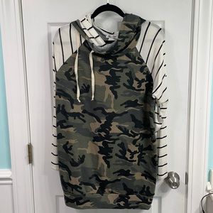 Camouflage and striped hooded tunic Size 1X